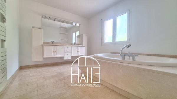 Maison
         7 pièces
        - 255 m² 384 900 € *
