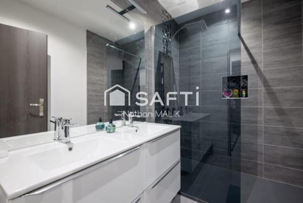 À proximité immédiate de la tour Philippe Lebel