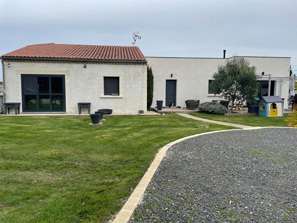 Entre Rochefort et Saintes : Saint-Sulpice-D 'Arnoult Maison de plain-pied 115m² avec Piscine