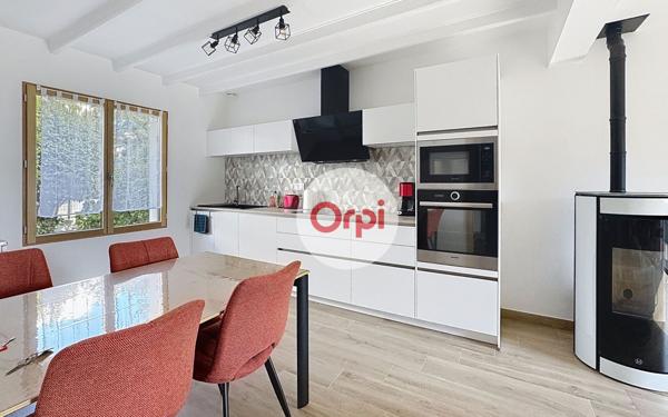 Maison à vendre    5 pièces •  Ambon