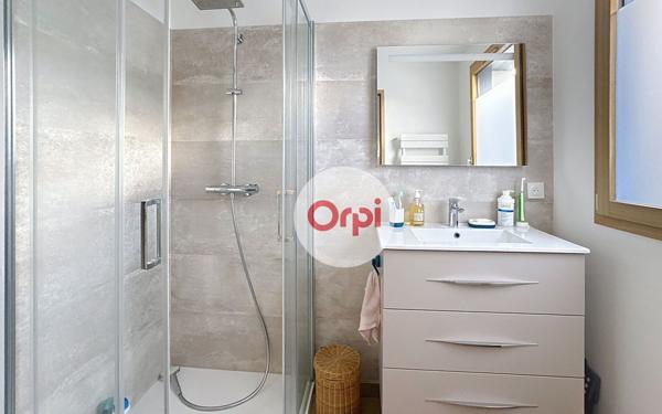 Maison à vendre    5 pièces •  Ambon