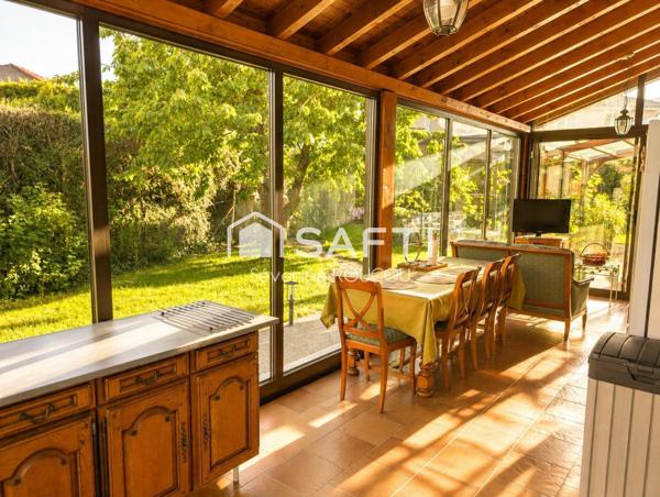 Rare sur le secteur, aux portes de Genève et proche de la Suisse, découvrez cette belle maison familiale lumineuse, aux volumes généreux et aux prestations modernes, nichée dans un environnement calme et verdoyant avec piscine.