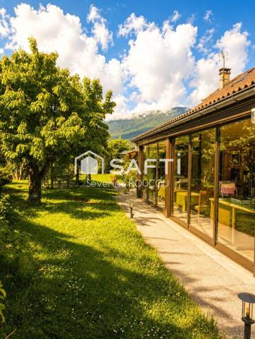 Rare sur le secteur, aux portes de Genève et proche de la Suisse, découvrez cette belle maison familiale lumineuse, aux volumes généreux et aux prestations modernes, nichée dans un environnement calme et verdoyant avec piscine.