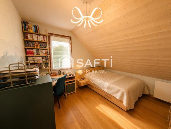 Rare sur le secteur, aux portes de Genève et proche de la Suisse, découvrez cette belle maison familiale lumineuse, aux volumes généreux et aux prestations modernes, nichée dans un environnement calme et verdoyant avec piscine.