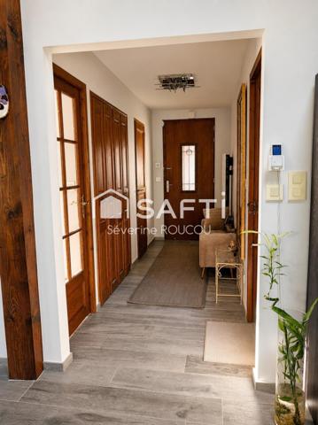 Rare sur le secteur, aux portes de Genève et proche de la Suisse, découvrez cette belle maison familiale lumineuse, aux volumes généreux et aux prestations modernes, nichée dans un environnement calme et verdoyant avec piscine.