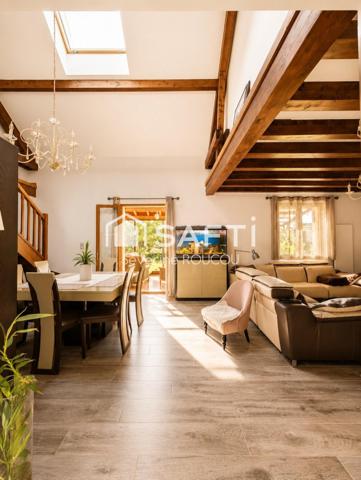 Rare sur le secteur, aux portes de Genève et proche de la Suisse, découvrez cette belle maison familiale lumineuse, aux volumes généreux et aux prestations modernes, nichée dans un environnement calme et verdoyant avec piscine.