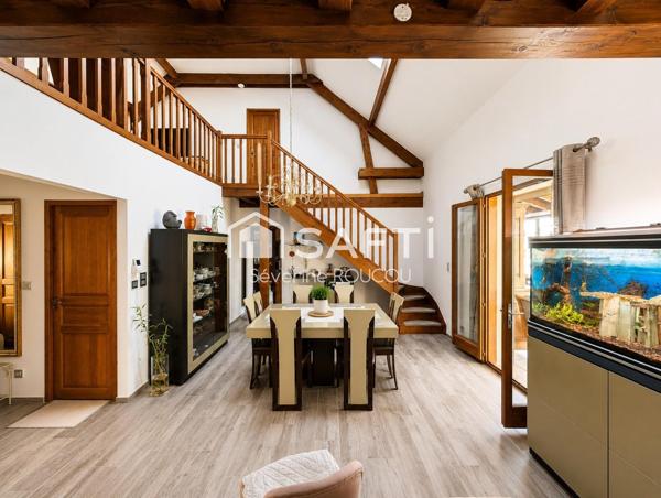 Rare sur le secteur, aux portes de Genève et proche de la Suisse, découvrez cette belle maison familiale lumineuse, aux volumes généreux et aux prestations modernes, nichée dans un environnement calme et verdoyant avec piscine.