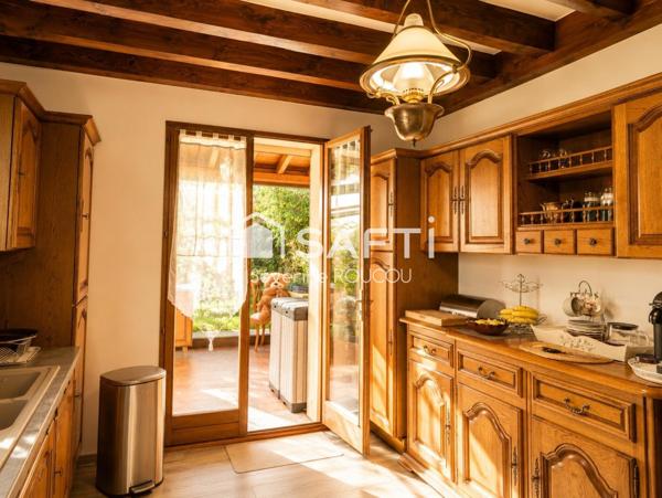 Rare sur le secteur, aux portes de Genève et proche de la Suisse, découvrez cette belle maison familiale lumineuse, aux volumes généreux et aux prestations modernes, nichée dans un environnement calme et verdoyant avec piscine.