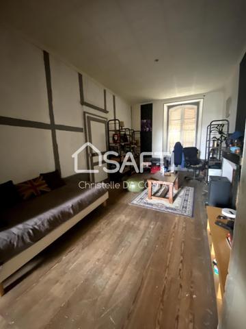 Gande batisse avec terrain