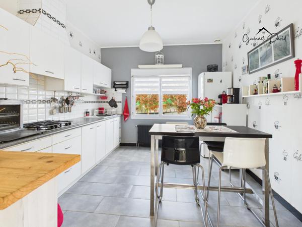 Maison bien entretenue avec beau potentiel – Quartier calme