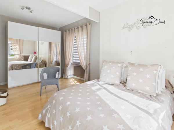 Maison bien entretenue avec beau potentiel – Quartier calme