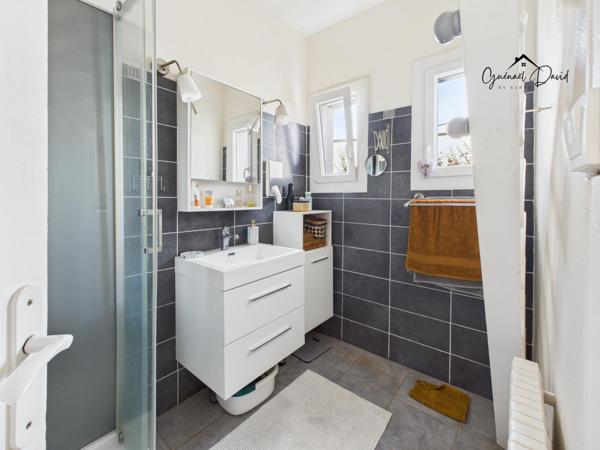 Maison bien entretenue avec beau potentiel – Quartier calme