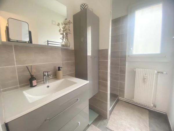 03300 -VICHY APPARTEMENT 3 PIÈCES AVEC CAVE -COEUR DE VILLE-