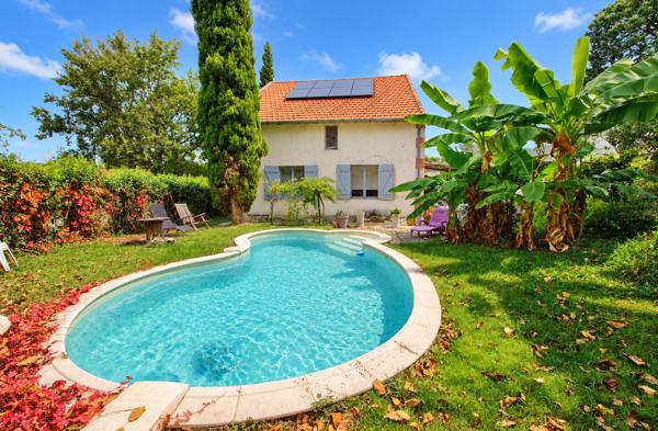 MAISON EN PIERRE DES ANNEE 1850 ENTIEREMENT RÉNOVÉE  3 CHAMBRES, JARDIN, PISCINE