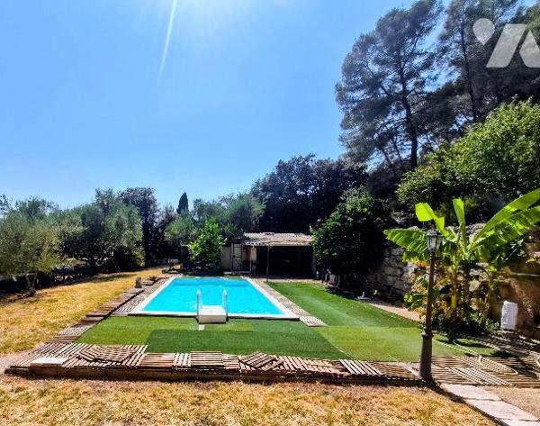 Vidauban – Ensemble immobilier sur 3 450 m² avec maison, piscine, T2 loué et studio indépendant