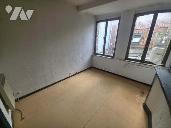 SAINT-OMER – CENTRE-VILLE – IMMEUBLE À RÉNOVER AVEC LOCAL PROFESSIONNEL LOUÉ