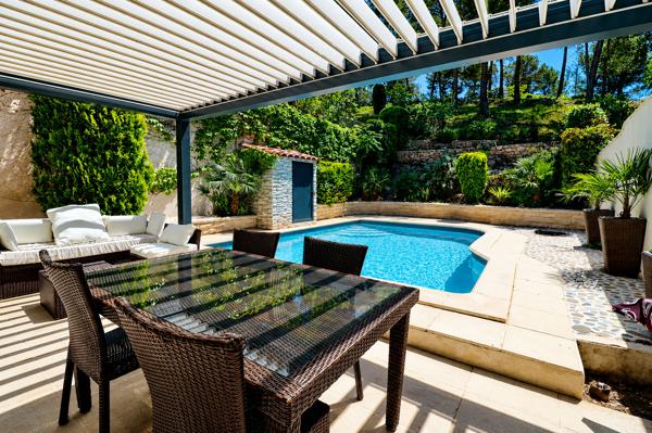 Maison  4 pièce(s) 86 m², calme, lumineux, piscine, climatisation, stationnement privatif, garage, terrasses