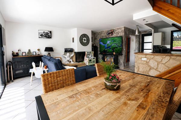 Maison  4 pièce(s) 86 m², calme, lumineux, piscine, climatisation, stationnement privatif, garage, terrasses