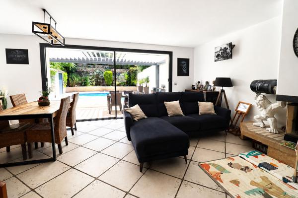 Maison  4 pièce(s) 86 m², calme, lumineux, piscine, climatisation, stationnement privatif, garage, terrasses