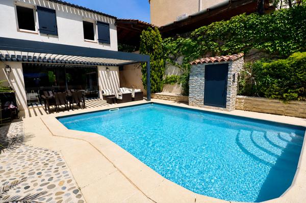 Maison  4 pièce(s) 86 m², calme, lumineux, piscine, climatisation, stationnement privatif, garage, terrasses