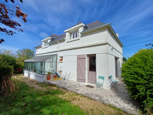 Plougasnou (29630) Plougasnou bourg, belle maison 1950 sur 1925 m2 de terrain constructible.4 chambres et un bureau. Double garag