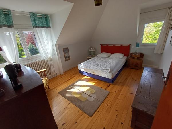 Plougasnou (29630) Plougasnou bourg, belle maison 1950 sur 1925 m2 de terrain constructible.4 chambres et un bureau. Double garag