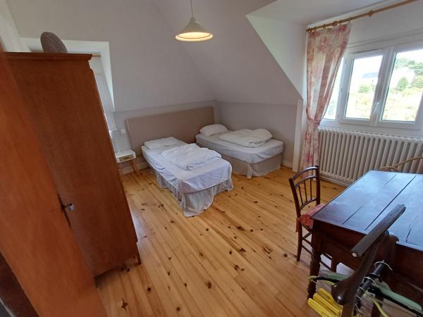 Plougasnou (29630) Plougasnou bourg, belle maison 1950 sur 1925 m2 de terrain constructible.4 chambres et un bureau. Double garag