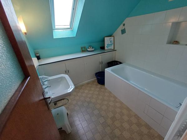 Plougasnou (29630) Plougasnou bourg, belle maison 1950 sur 1925 m2 de terrain constructible.4 chambres et un bureau. Double garag