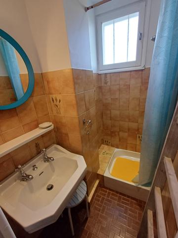 Plougasnou (29630) Plougasnou bourg, belle maison 1950 sur 1925 m2 de terrain constructible.4 chambres et un bureau. Double garag