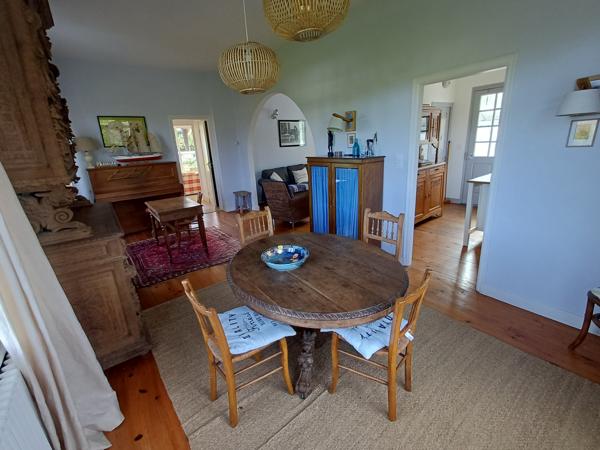 Plougasnou (29630) Plougasnou bourg, belle maison 1950 sur 1925 m2 de terrain constructible.4 chambres et un bureau. Double garag