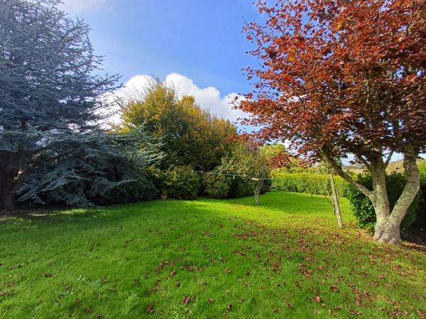 Plougasnou (29630) Plougasnou bourg, belle maison 1950 sur 1925 m2 de terrain constructible.4 chambres et un bureau. Double garag