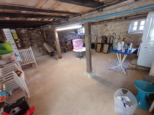 Plougasnou (29630) Plougasnou bourg, belle maison 1950 sur 1925 m2 de terrain constructible.4 chambres et un bureau. Double garag