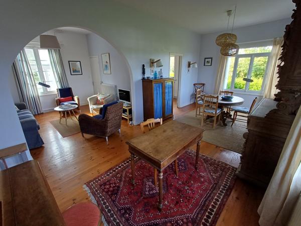 Plougasnou (29630) Plougasnou bourg, belle maison 1950 sur 1925 m2 de terrain constructible.4 chambres et un bureau. Double garag