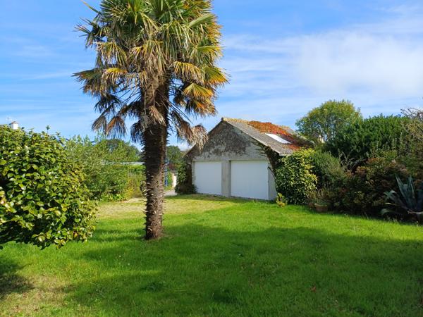 Plougasnou (29630) Plougasnou bourg, belle maison 1950 sur 1925 m2 de terrain constructible.4 chambres et un bureau. Double garag