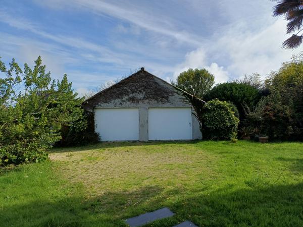 Plougasnou (29630) Plougasnou bourg, belle maison 1950 sur 1925 m2 de terrain constructible.4 chambres et un bureau. Double garag