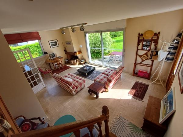 Plougasnou (29630) Plougasnou bourg, belle maison 1950 sur 1925 m2 de terrain constructible.4 chambres et un bureau. Double garag