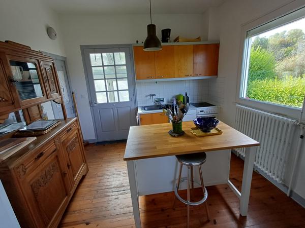 Plougasnou (29630) Plougasnou bourg, belle maison 1950 sur 1925 m2 de terrain constructible.4 chambres et un bureau. Double garag