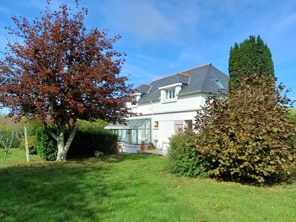 Plougasnou (29630) Plougasnou bourg, belle maison 1950 sur 1925 m2 de terrain constructible.4 chambres et un bureau. Double garag