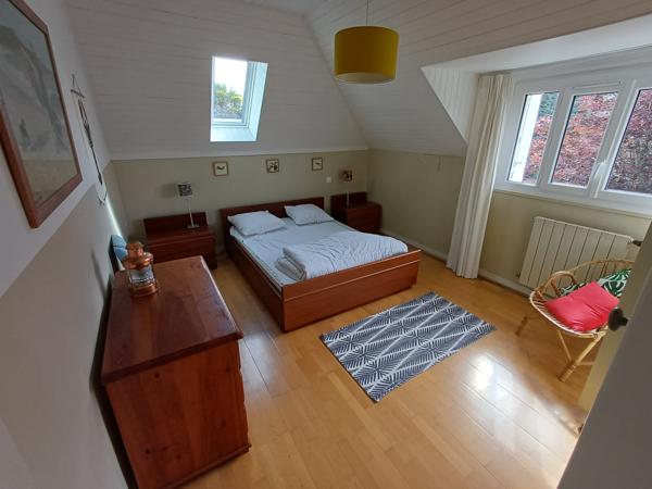 Plougasnou (29630) Plougasnou bourg, belle maison 1950 sur 1925 m2 de terrain constructible.4 chambres et un bureau. Double garag