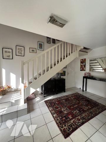 VUE SUR LA RADE ET PROCHE DU PORT DU KERNEVEL MAISON AVEC VIE DE PLAIN PIED LUMINEUSE