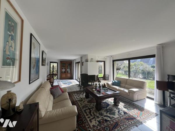 VUE SUR LA RADE ET PROCHE DU PORT DU KERNEVEL MAISON AVEC VIE DE PLAIN PIED LUMINEUSE