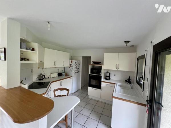 VUE SUR LA RADE ET PROCHE DU PORT DU KERNEVEL MAISON AVEC VIE DE PLAIN PIED LUMINEUSE