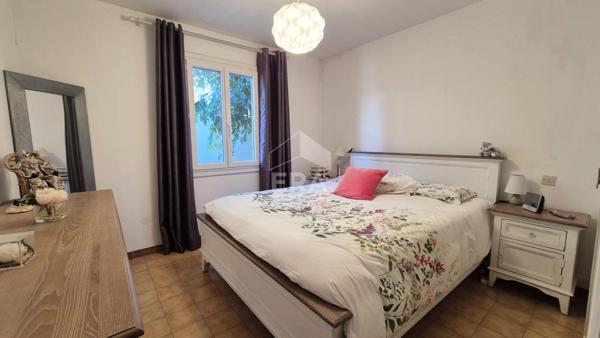 EGUILLES : centre village, maison de plain pied T5 de 106 m² + véranda sur terrain de 423 m²