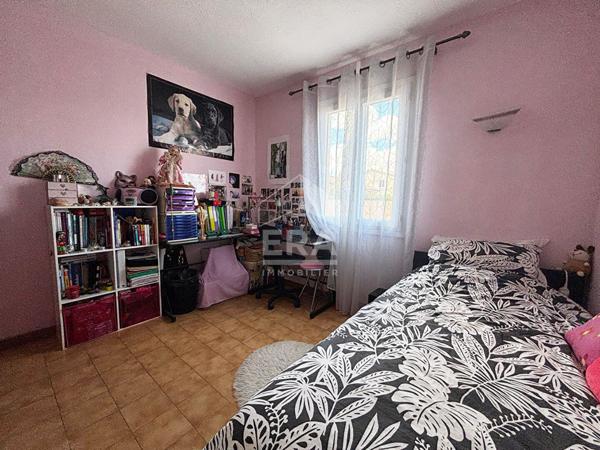 EGUILLES : centre village, maison de plain pied T5 de 106 m² + véranda sur terrain de 423 m²