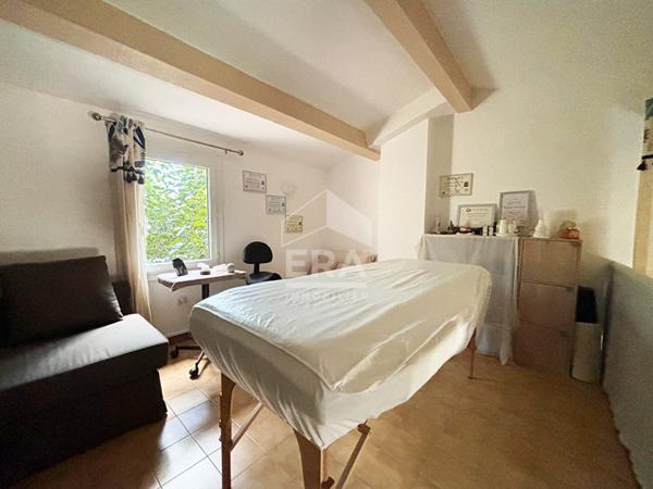 EGUILLES : centre village, maison de plain pied T5 de 106 m² + véranda sur terrain de 423 m²