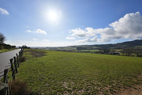 Jolie terrain avec vue pour accueillir tous vos projets de vie !