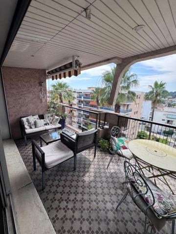 Appartement  grand 2 P  de 63m² en dernier étage à Cagnes-sur-Mer :quartier Hippodrome