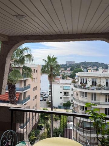 Appartement  grand 2 P  de 63m² en dernier étage à Cagnes-sur-Mer :quartier Hippodrome