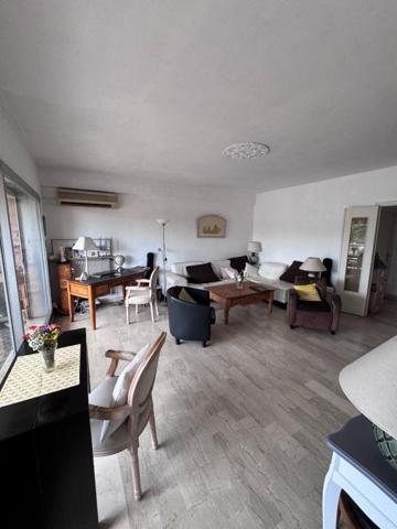 Appartement  grand 2 P  de 63m² en dernier étage à Cagnes-sur-Mer :quartier Hippodrome