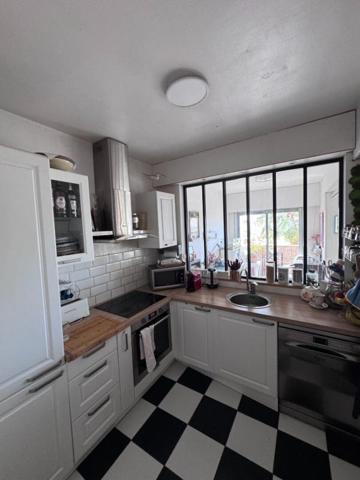 Appartement  grand 2 P  de 63m² en dernier étage à Cagnes-sur-Mer :quartier Hippodrome